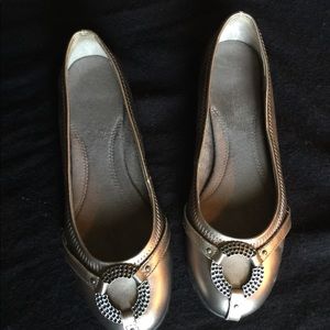 Great silverstain color flat shoes!